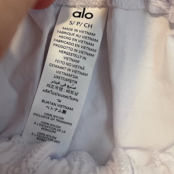 NWOT Alo Yoga alumni Short white size small - Picture 5 of 6